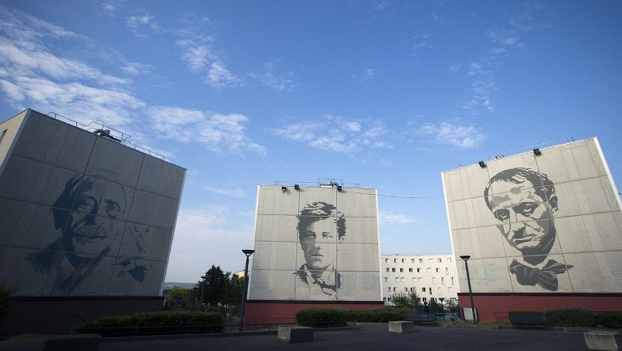 Vue en date du 11 juin 2015 des portraits de Paul Valery, Arthur Rimbaud et Charles Baudelaire sur des bâtiments à Chanteloup-les-Vignes