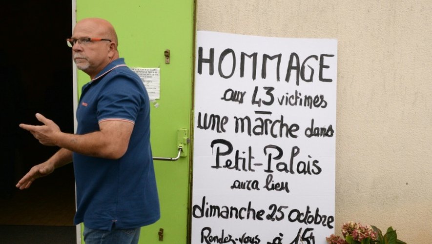 Un homme passe devant la salle des fêtes où une marche est annoncée, le 24 octobre 2015 à Petit-Palais-et-Cornemps