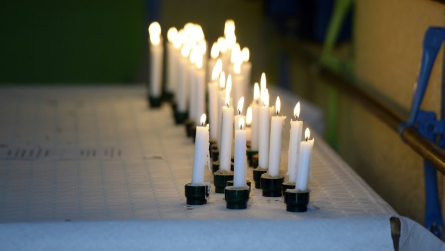 Des bougies allumées dans la salle des fêtes en hommage aux victimes de la collision de Puisseguin  le 24 octobre 2015 à Petit-Palais-et-Cornemps