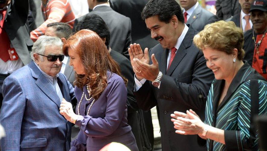 Les présidents uruguayen Jose Mujica (g), argentine Cristina Kirchner, vénézuélien Nicolas Maduro et brésilienne Dilma Rousseff (d) le 29 juillet 2014 lors du sommet du Mercosur à Caracas