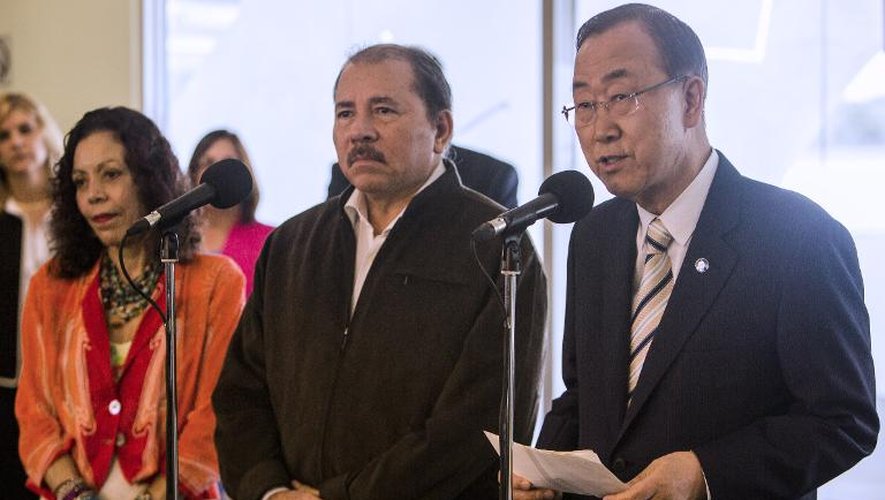 Le président nicaraguayen Daniel Ortega (c), aux côtés du Secrétaire Général de l'ONU Ben Ki-moon à l'aéroport international de Managua le 29 juillet 2014