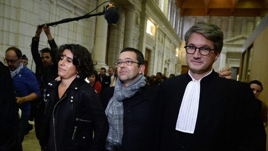 Nicolas Bonnemaison, sa femme Julie et son avocat Arnaud Dupin quittent  le tribunal d'Angers le 24 octobre 2015