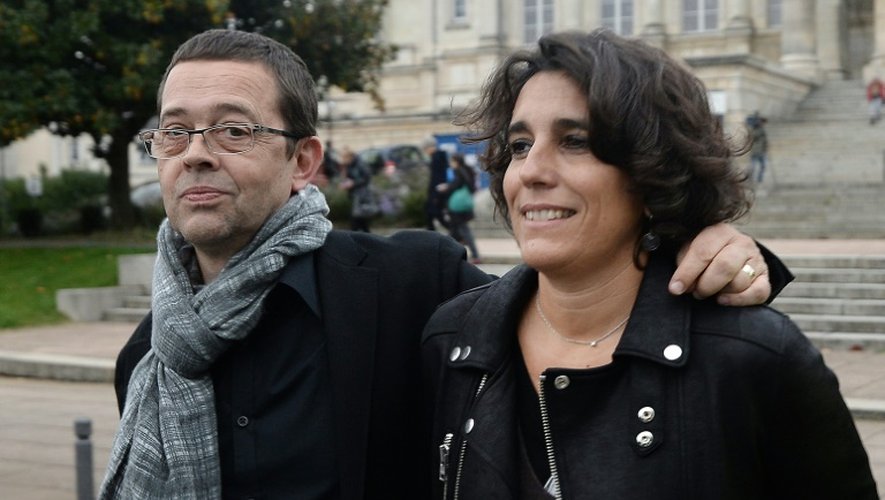 Nicolas Bonnemaison et sa femme Julie le 24 octobre 2015 devant le tribunal d'Angers