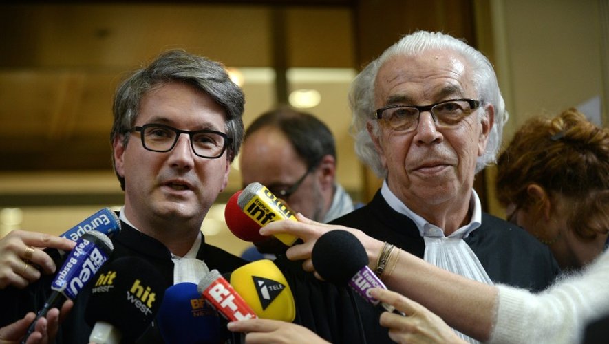Arnaud Dupin (g) et Benoit Ducos-Ader, les avocats de l'ex urgentiste Nicolas Bonnemaison, interrogés au tribunal d'Angers, le 24 octobre 2015