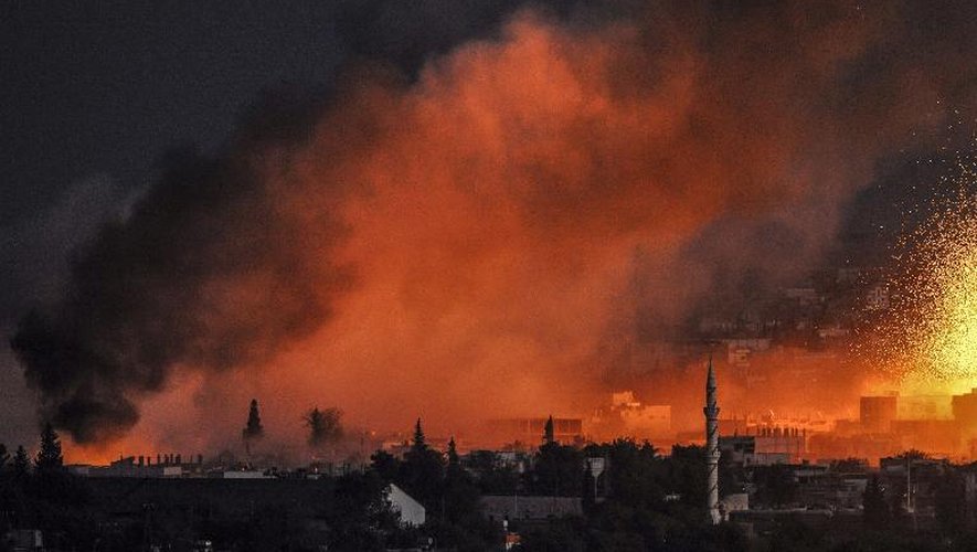 Flammes et fumée le 21 octobre 2014 au dessus de la ville syrienne de Kobané