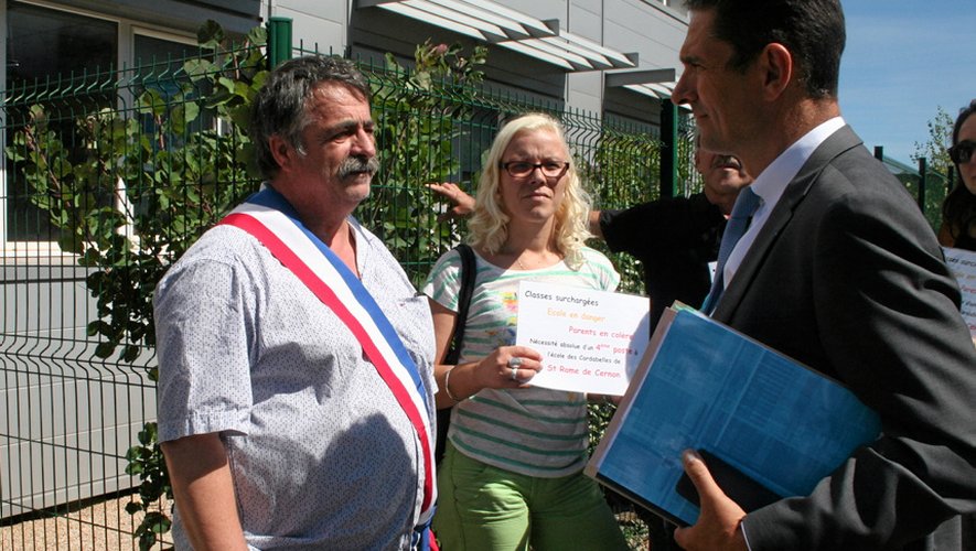 Les parents d’élèves des établissements concernés par des fermetures de postes ont manifesté devant la Direction académique, à Rodez.