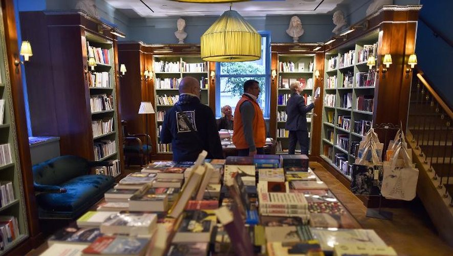 Des visiteurs dans la nouvelle librairie new-yorkaise "Albertine", dédiée aux lettres françaises, le 21 octobre 2014