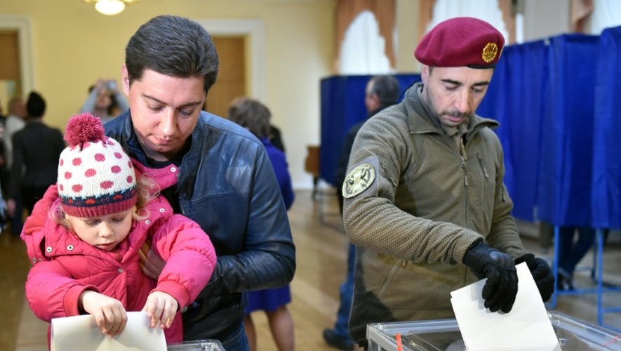 Des Ukrainiens votent lors des élections locales, le 25 octobre 2015 à Kiev