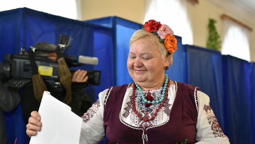 Vote d'une Ukrainienne en costume traditionnel le 25 octobre 2015 à Kiev