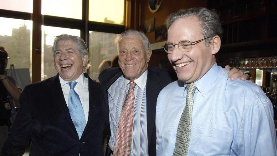 L'ancien rédacteur en chef du Washington Post, Ben Bradlee (c) et les deux journalistes Carl Bernstein (g) et Bob Woodward, à la présentation du film "Les hommes du Président" sur le scandale du Watergate, le 19 juillet 2005 à New York