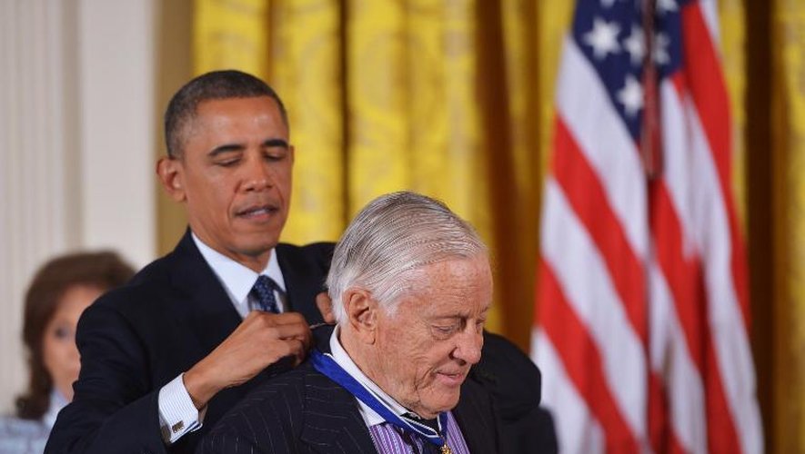 Le président américain Barack Obama remet la médaille de la Liberté à l'ancien rédacteur en chef du Washington Post, Ben Bradlee, le 20 novembre 2013 à la Maison Blanche, à Washington