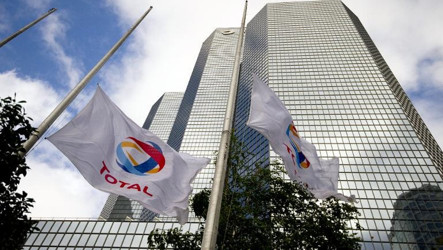 Les drapeaux de Total en berne au siège de l'entreprise le 21 octobre 2014 à La Défense