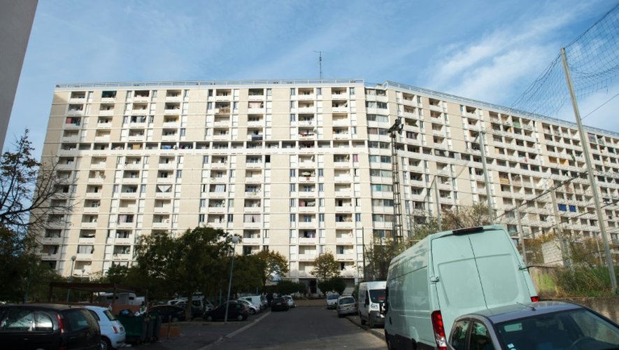 Vue de l'immeuble dans lequel trois jeunes se trouvaient lorsqu'ils ont été abattus lors d'une fusillade le 25 octobre 2015 dans la cité des Lauriers à Marseille