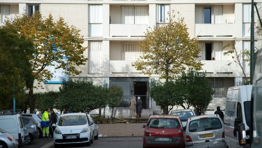 L'entrée de l'immeuble dans lequel trois jeunes se trouvaient lorsqu'ils ont été abattus lors d'une fusillade, le 25 octobre 2015 dans la cité des Lauriers à Marseille