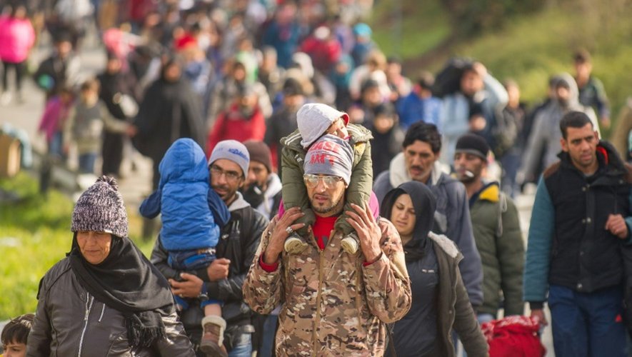 Des migrants et réfugiés marchent vers la frontière entre l'Autriche et la Slovénie, le 25 octobre 2015 à Sentilj, en Slovénie