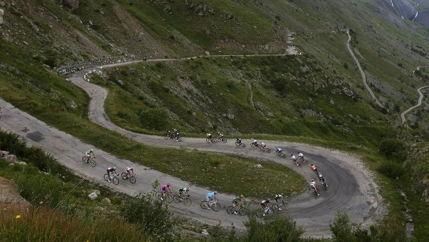 Le peloton dans le Col de Sarenne, lors du Tour de France 2013