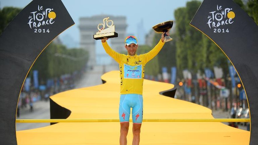 Le vainqueur du Tour de France 2014 Vincenzo Nibali sur le podium à Paris, le 27 juillet 2014