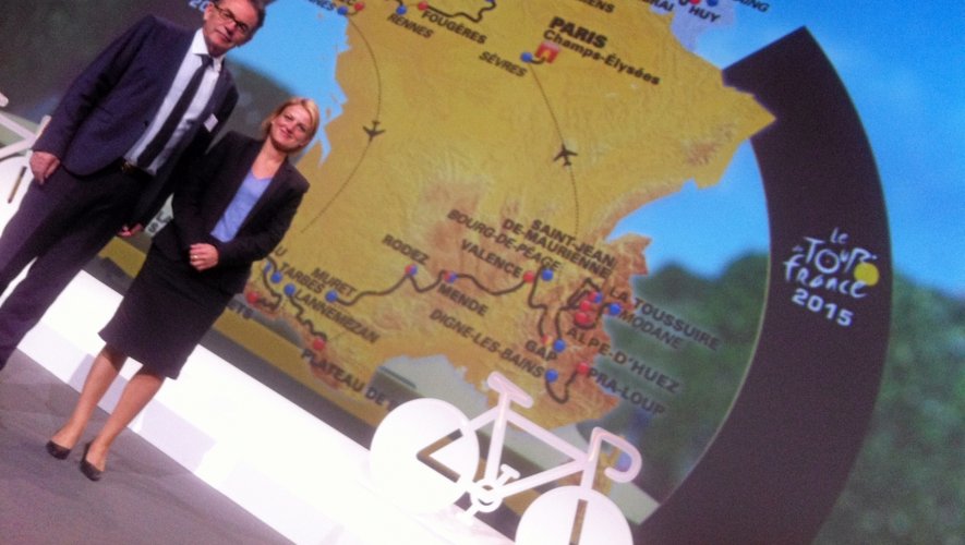 Sarah Vidal et Christian Teyssèdre devant la carte du parcours 2015 du Tour de France.