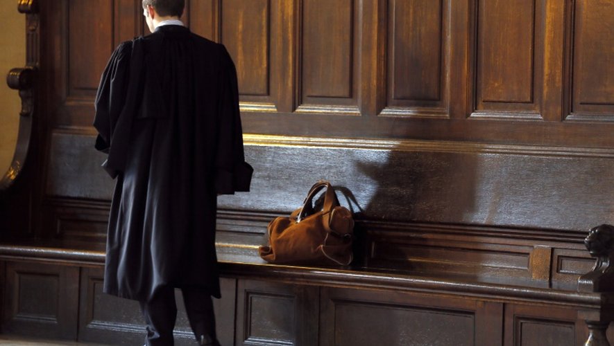 Un avocat dans un couloir du palais de justice à Paris