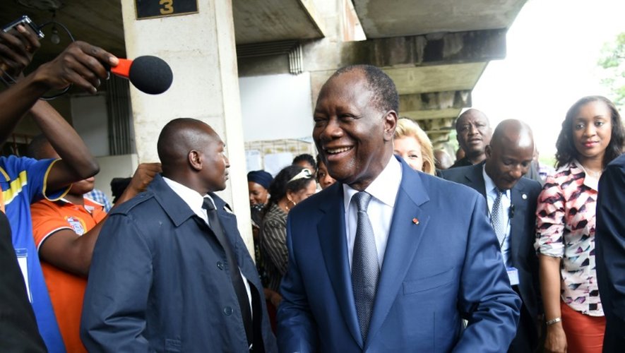 Le président sortant ivoirien Alassane Ouattara, souriant, à sa sortie du bureau de vote, le 25 octobre 2015 à Abidjan