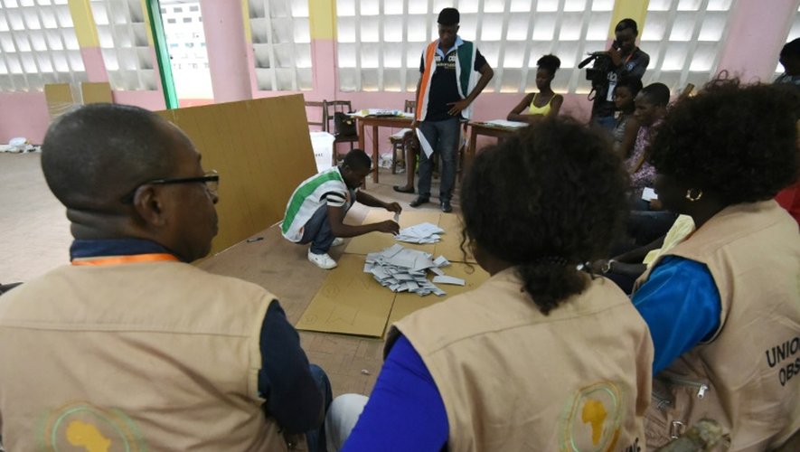 Des observateurs de l'Union africaine contrôlent le dépouillement des bulletins de vote dans un quartier d'Abidjan, le 25 octobre 2015