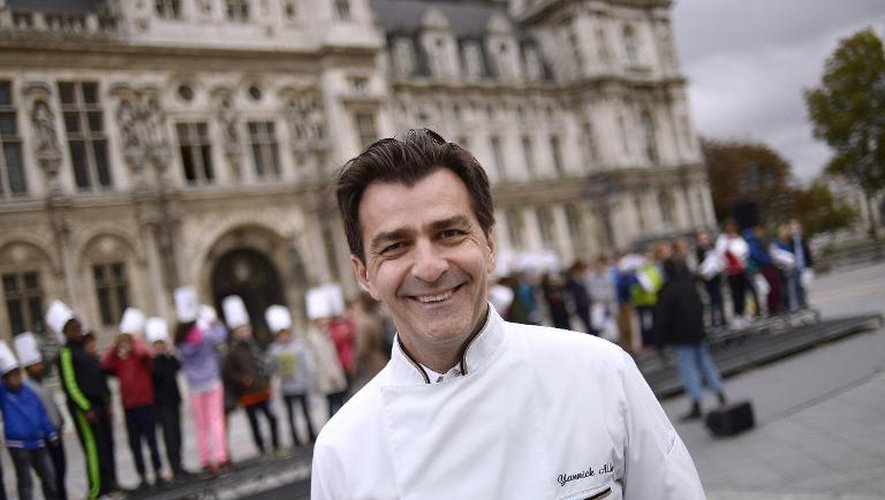 Le chef Yannick Alleno, le 13 octobre 2014 à Paris, vient d'être sacré "cuisinier de l'année" par Gault et Millau