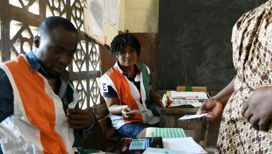 Des employés enregistrent des électeurs le 25 octobre 2015 à Abidjan