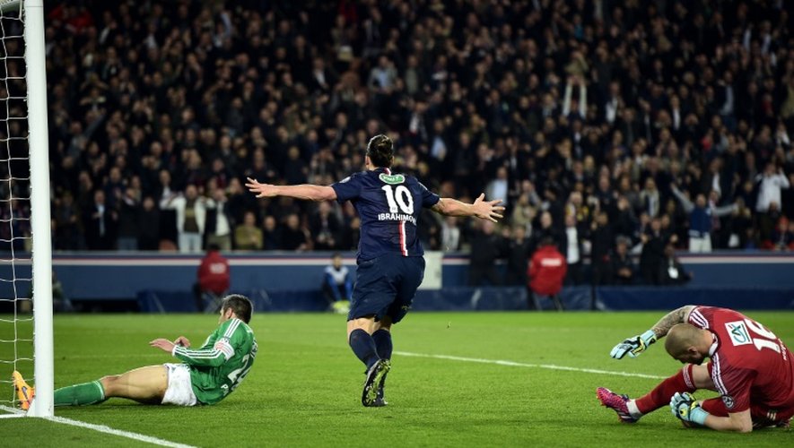 La star du PSG Zlatan Ibrahimovic bat le gardien stéphanois Stéphane Ruffier en Coupe de France, le 8 avril 2015 au Parc des Princes