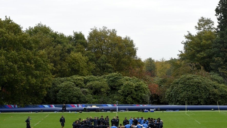 Les joueurs argentins écoutent leur sélectionneur avant une séance d'entraînement à Pennyhill Park à Bagshot, le 23 octobre 2015