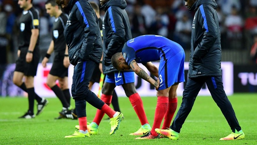 Les joueurs de l'équipe de France quittent la pelouse du stade de Borisov après le nul 0-0 face au Belarus en qualifications pour le Mondial-2018, le 6 septembre 2016