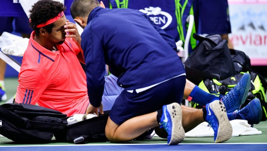 Jo-Wilfried Tsonga  contraint à l'abandon lors de son quart de finale de l'US Open face au Serbe Novak Djokovic en raison d'une blessure au genou gauche le 7 septembre 2016 à New York