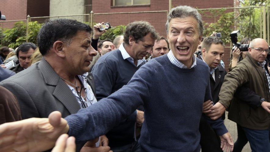 Mauricio Macri, candidat à la présidentielle en Argentine, salue ses partisans à Buenos Aires, le 25 octobre 2015