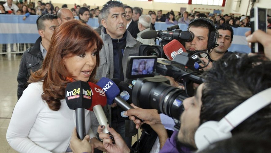 La président argentine Christina Kirchner s'adresse aux journalistes après avoir voté à Buenos Aires, le 25 octobre 2015