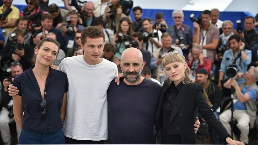 Gaspar Noé entouré de GàD de Aomi Muyock, Karl Glusman, Klara Kristin le 21 mai 2015 à Cannes pour la présentation de son film "Love"
