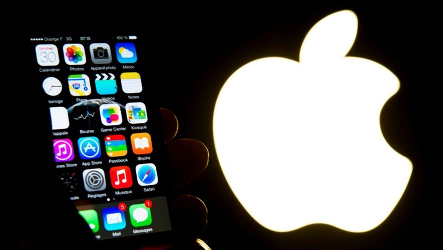 Un smartphone iPhone présenté devant le logo d'Apple le 30 janvier 2015 à Lille