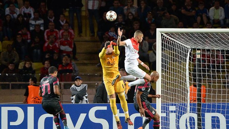 Duel aérien entre le gardien de Benfica Artur et le Monégasque Kurzawa, à Monaco le 22 octobre 2014