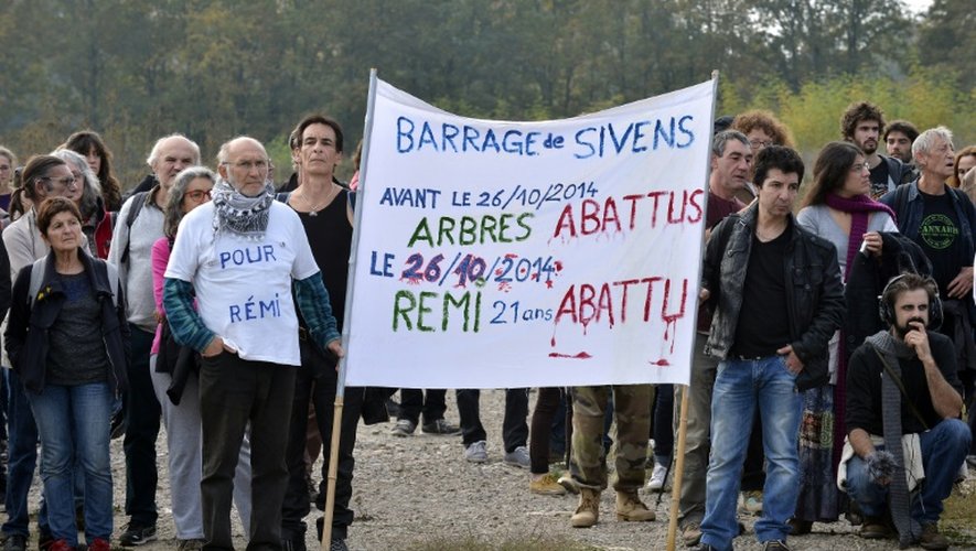 Des personnes participent à un hommage à Rémi Fraisse près du site du barrage de Sivens, le 25 octobre 2015