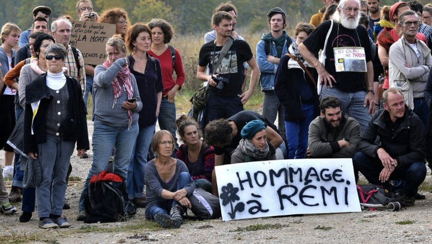 Des personnes prennent part à un hommage à Rémi Fraisse le 25 octobre 2015 entre Gaillac et Sivens