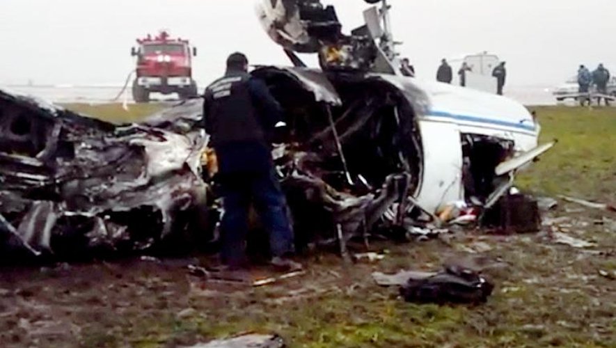 Un enquêteur sur le site du crash du Falcon du PDG de Total, Christophe de Margerie, à l'aéroport de Vnukovo, près de Moscou, le 21 octobre 2014