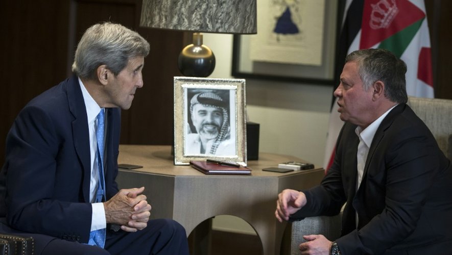 Le secrétaire d'Etat américain John Kerry (G) face au roi Abdallah II de Jordanie, le 24 octobre 2015 à Amman