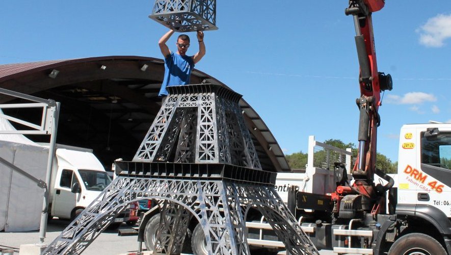 De 400 kilos, la tour Eiffel «made in foire expo Villefranche» a été découpée au laser pour s’élever à 4,20 m et culminer à 5,50 m sur son socle en béton.