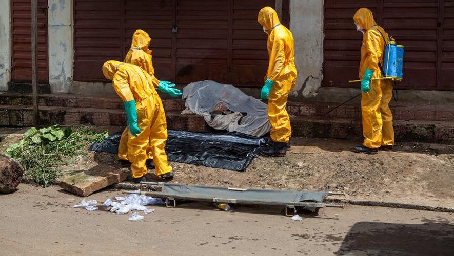 Des volontaires s'occupent de récupérer les corps des personnes décédées du virus Ebola à Freetown, en Sierra Leone, le 8 octobre 2014