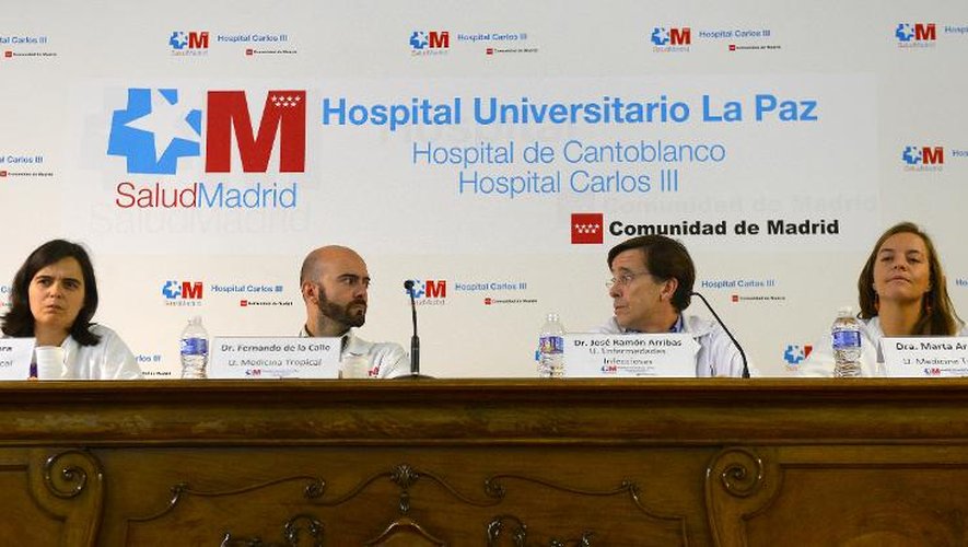 (g-d): Marta Mora, Fernando de la Calle, Jose Ramon Arribas et Marta Arsuaga, les médecins espagnols qui ont soigné Teresa Romero, l'infirmière contaminée par Ebola, lors d'une conférence de presse, le 21 octobre 2014 à l'hôpital Carlos III à Madrid