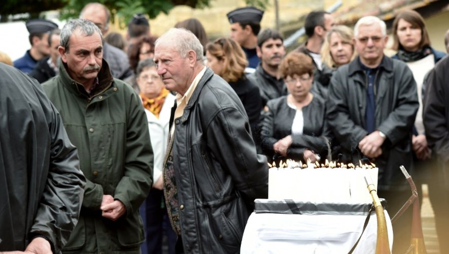 Des familles et des proches des victimes de la collision de Puisseguin participent à une cérémonie à leur mémoire, le 25 octobre 2015 à Petit-Palais-et-Cornemps