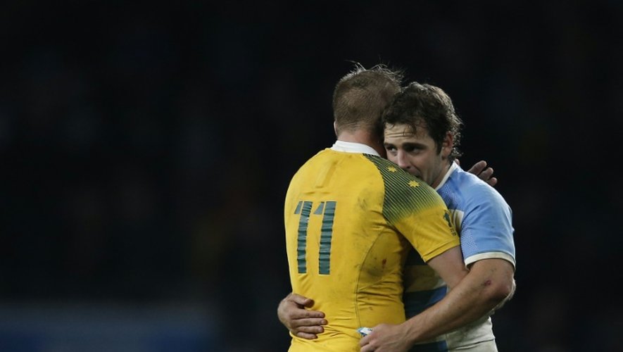 L'Australien Drew Mitchell (g) console l'Argentine Nicolas Sanchez, à l'issue de la demi-finale du Mondial, le 25 octobre 2015 à Twickenham