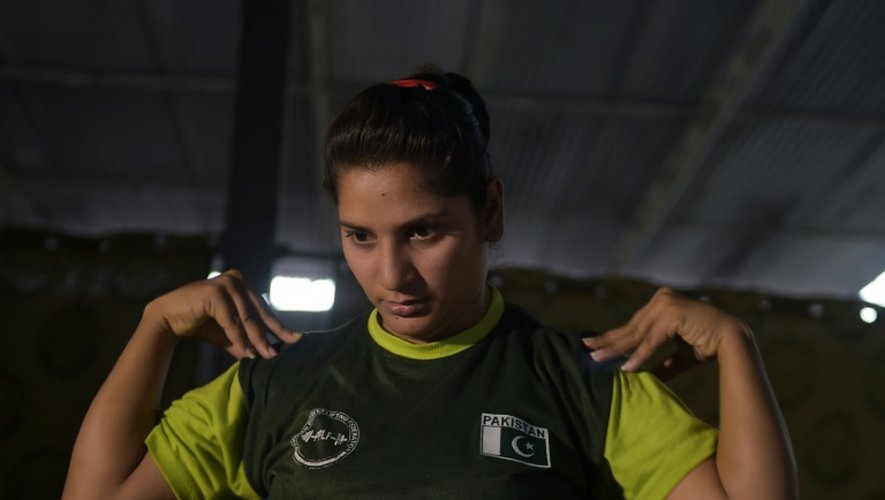 Sonia, une chrétienne pakistanaise championne de powerlifting s'entraîne à Lahore, au Pakistan, le 26 mai 2016