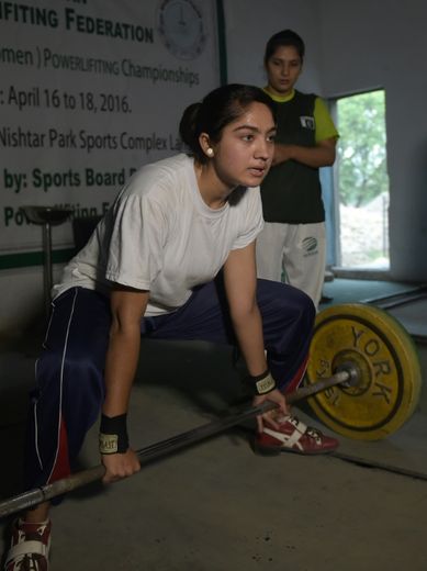 Twinkle, une chrétienne pakistanaise, championne de powerlifting, s'entraîne à Lahore, le 26 mai 2016