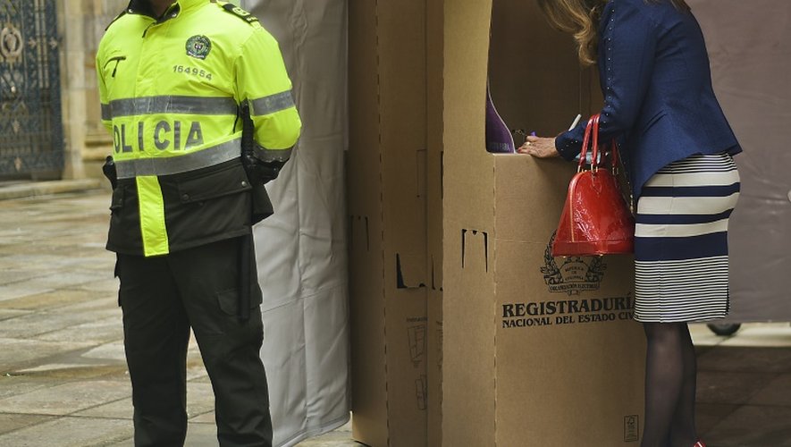 Une Colombienne s'apprête à voter pour des élections locales, à Bogota le 25 octobre 2015
