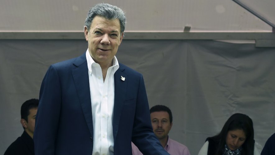 Le président colombien Juan Manuel Santos dépose son bulletin dans l'urne lors d'élections locales, à Bogota le 25 octobre 2015
