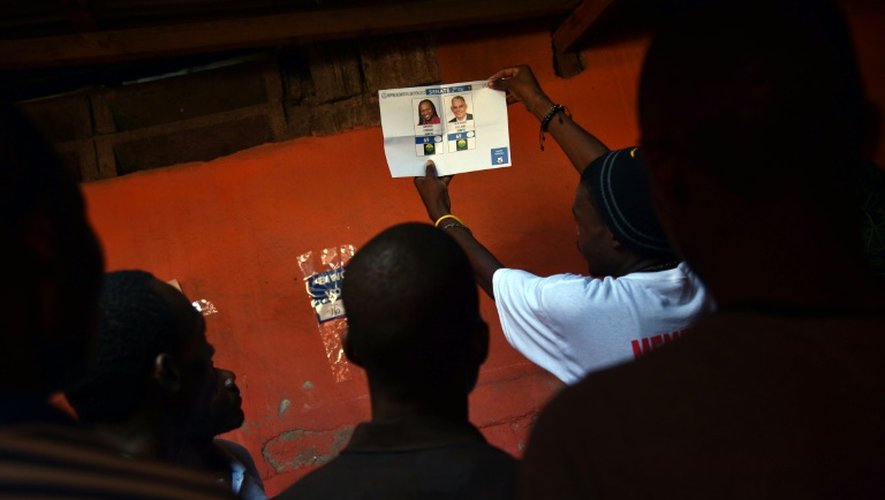 Décompte des bulletins de vote, le 25 octobre 2015 à Port-au-Prince, à l'issue des élections générales qui se sont déroulées dans le calme
